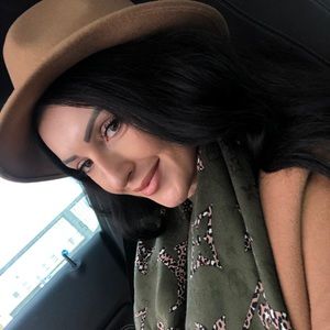 Meet your Posher, Desi